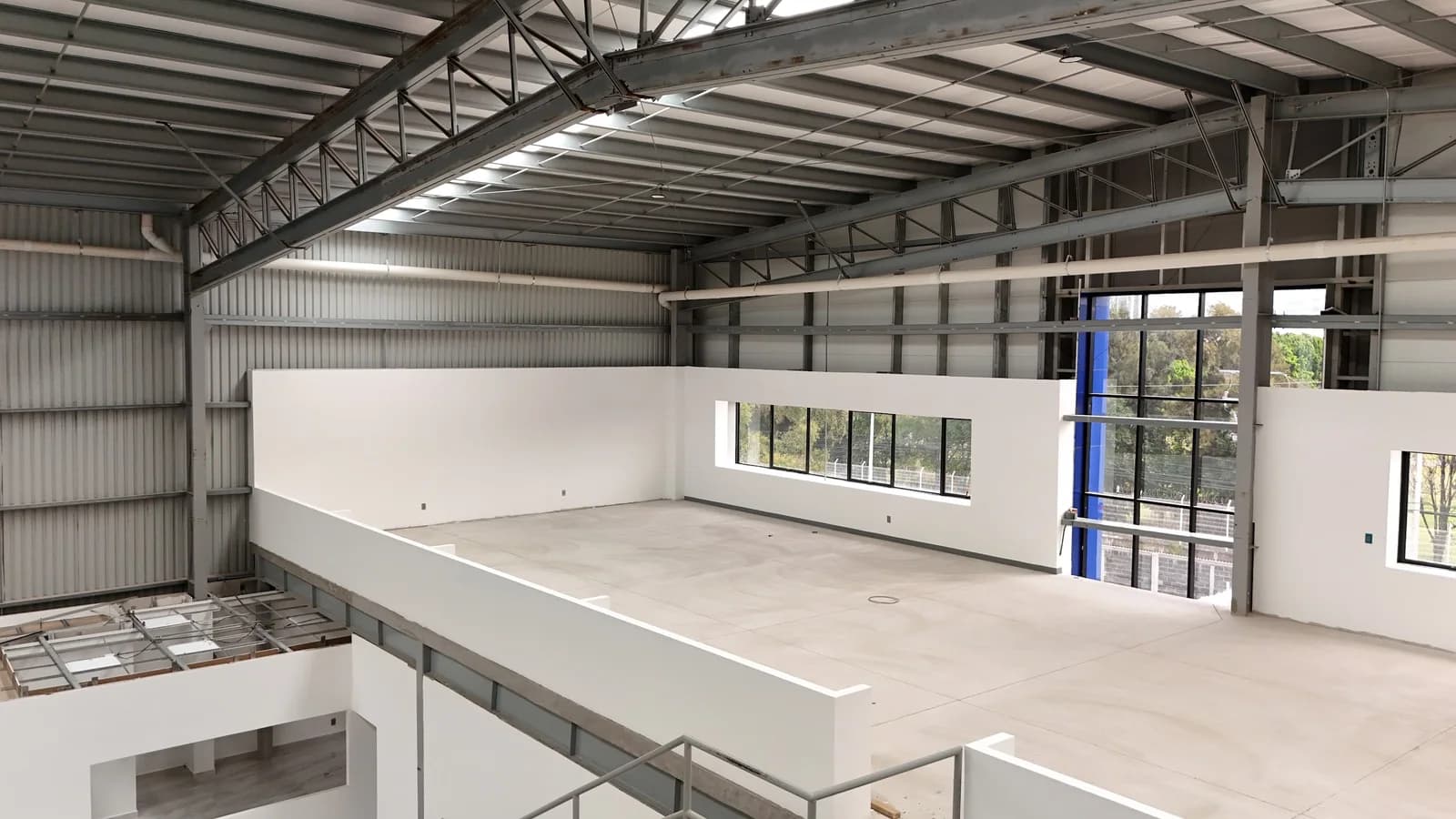 Interior de la nave Diaza durante una etapa de construcción